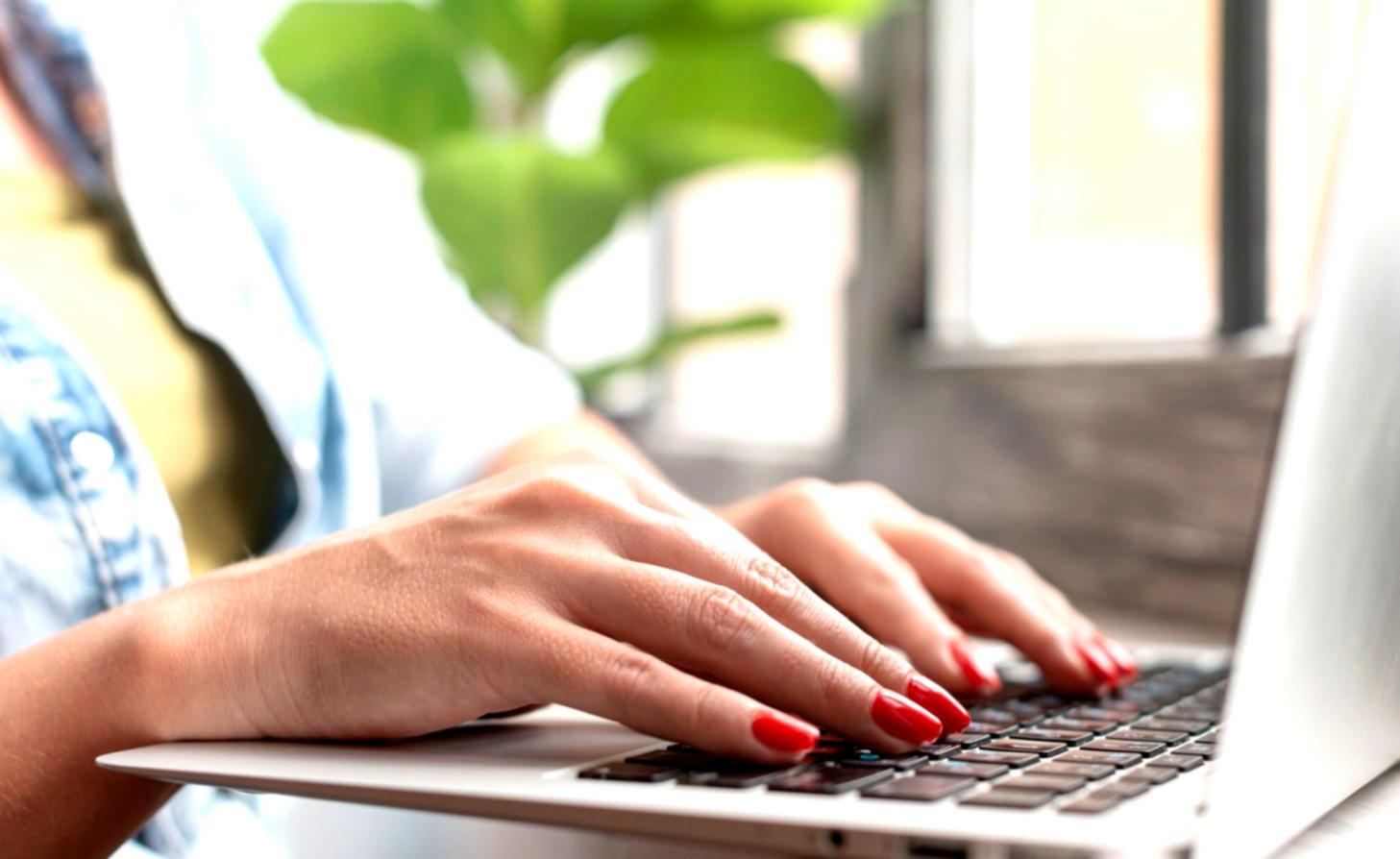 Monatliche Budgetplanung am Laptop mit Finanzunterlagen