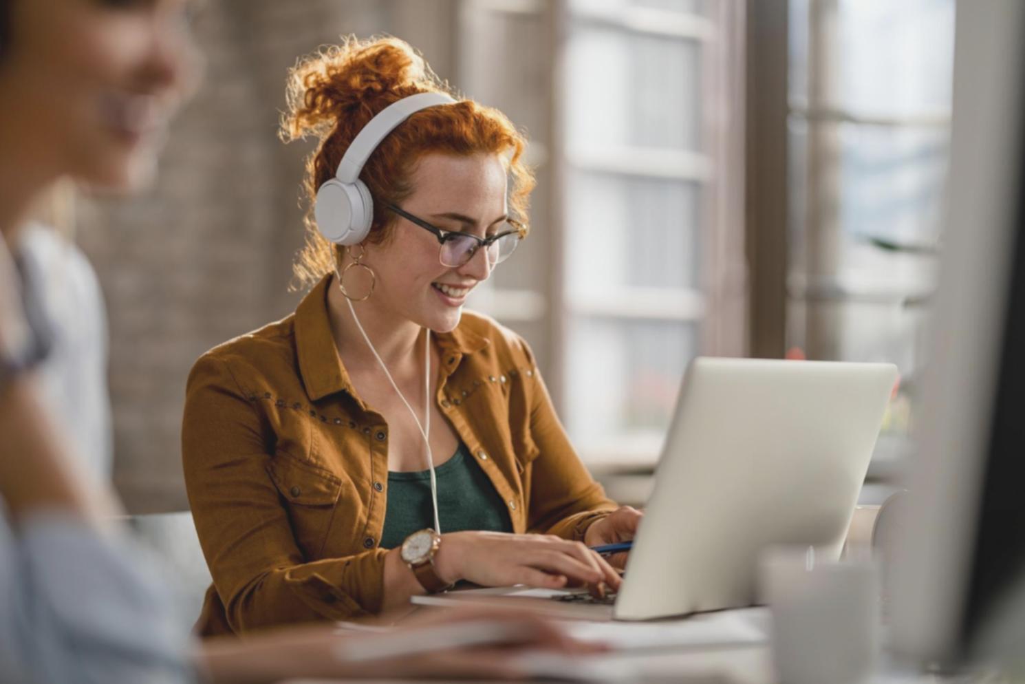 Budgetplanung Arbeitsplatz mit Finanzunterlagen